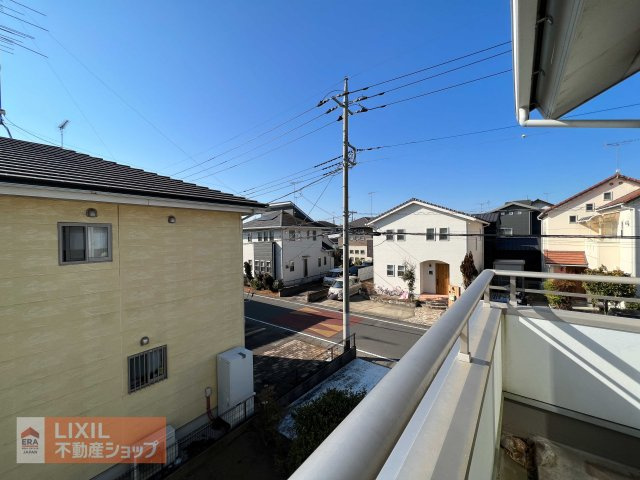バルコニーからの景色。日当たり十分な間隔が確保されております。