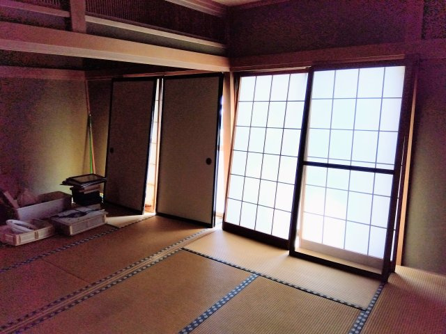 大きい窓があるので明るい空間でのびのびと生活できます。　