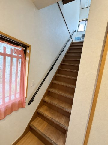 手すりを備えた安全面にも配慮された階段