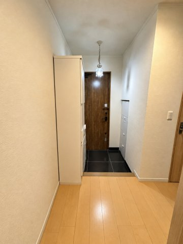 ゆとりを感じる明るい玄関スペース