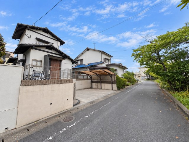 ゆとりある前面道路に面した落ち着いた住環境です