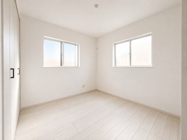 二面採光により明るく風通しの良い洋室です。各居室に収納を備えているため、お部屋をすっきりと使うことができます。お子様のお部屋や書斎、趣味のお部屋など、ライフスタイルに合わせて幅広く活用できます。