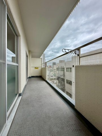 南西角部屋につき陽当り通風良好！2面バルコニー付きです。