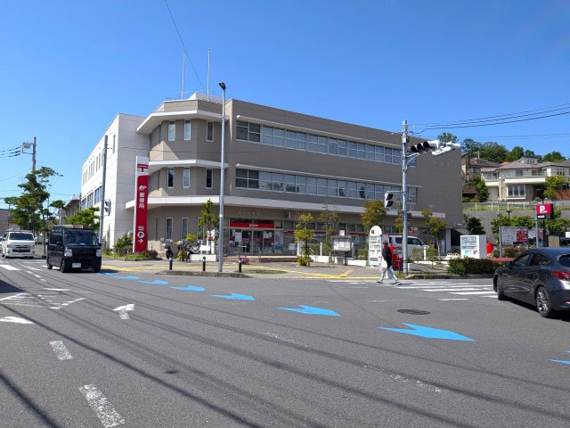 麻生郵便局まで約300ｍ