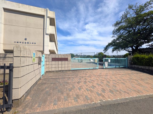 金程小学校まで約600ｍ