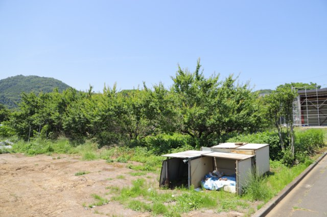 土地の前の道路に消火栓が設置されていることがあります。この場合、道路交通法第45条第1項により、駐車禁止の場所が指定されています。そのため、車庫などの駐車スペースをつくることができない場合があります。