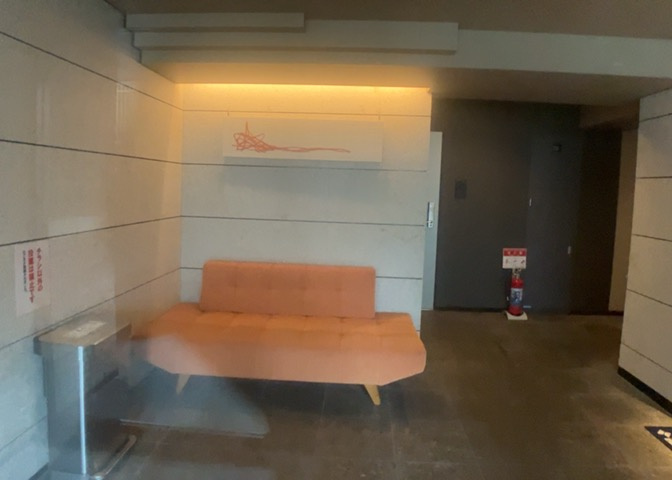 ラウンジは、マンションの共用スペースに椅子やテーブルなどを配置した利用者が寛げる空間です。屋内型ラウンジと屋外型ラウンジがあります。共用部分の管理状況と合わせて、詳細については現地でご確認ください。