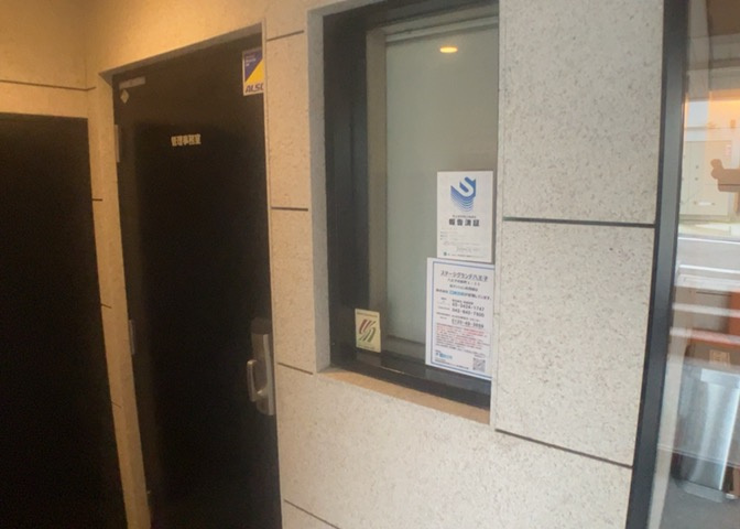 受付はマンションコンシェルジュがいる場合もあれば、管理人が滞在する小部屋を総称して呼ぶことがあります。主にエントランスに設置されていることから、防犯面でも期待ができます。防犯設備がない場合はより安心！