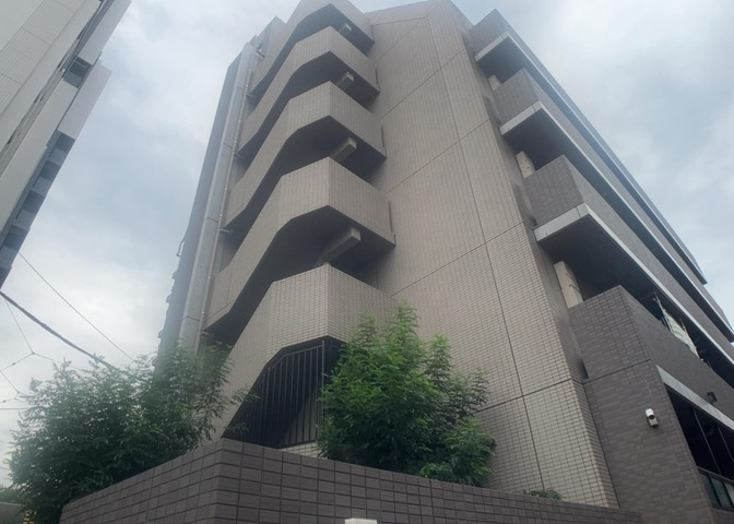 道幅が広い場所は日当たりや風通が良好です。幅が広いのですれ違いも可能ですし大きな車でも駐車可能！一方で、大型車が通ることも多くなるため交通量の増加により騒音に繋がります。また土地の値段が高くなります。