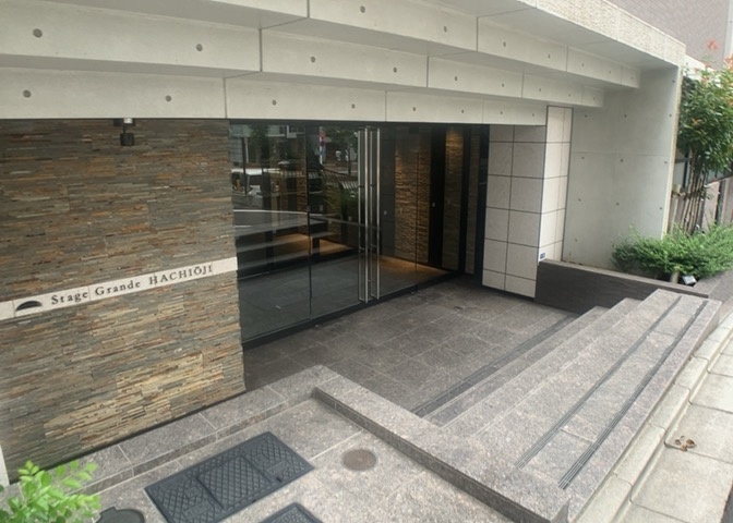 玄関は家の顔でもあり、家族以外の目にも止まる場所です。玄関は外との間を仕切る扉、靴などをしまっておく収納スペース、靴脱ぎのたたきスペース、来客とのやり取りをするドアホンなど複数のアイテムからなります。