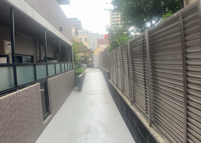 駐車場と明記されていても、最小スペースでつくられた駐車場だと大型車は駐車できなかったり、出入りしにくくなったりする可能性があります。お車のサイズと購入したい物件の駐車場のサイズを現地で確認しましょう。
