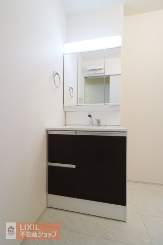 【洗髪洗面化粧台】現地完成写真。ご家族分もたっぷり収納できます！