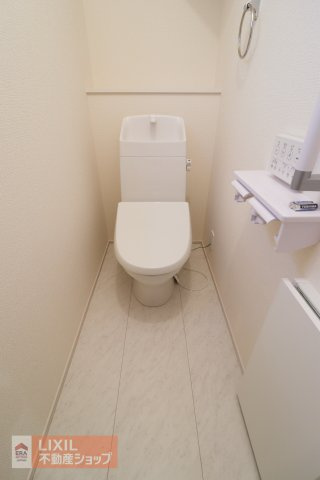 【トイレ】現地完成写真。温水洗浄暖房便座付き。