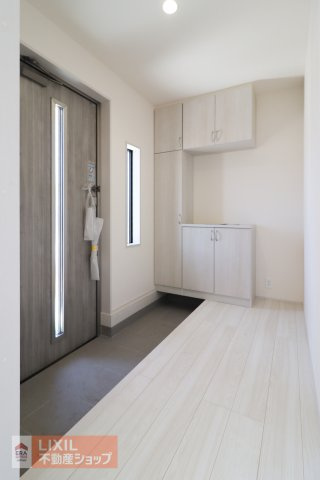 【玄関】現地完成写真。ゆったりと明るい玄関がご家族や来客をお出迎え。