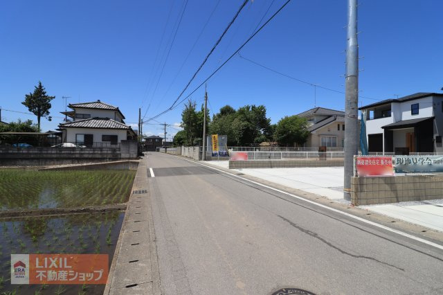 【前面道路】現地完成写真。道幅や駐車など、ご確認ください。