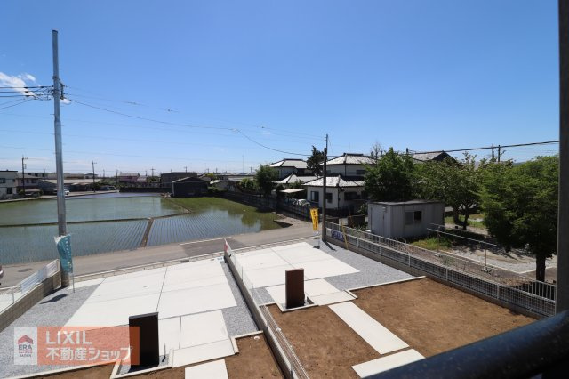 【建物からの眺望】現地完成写真。バルコニーからの景色。十分な間隔が確保されております。