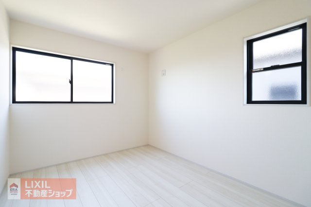 【寝室】現地完成写真。明るい採光の入る主寝室です。