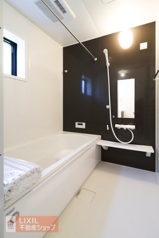 【浴室】現地完成写真。一坪風呂でお子様と一緒でもゆったりと寛げます。
