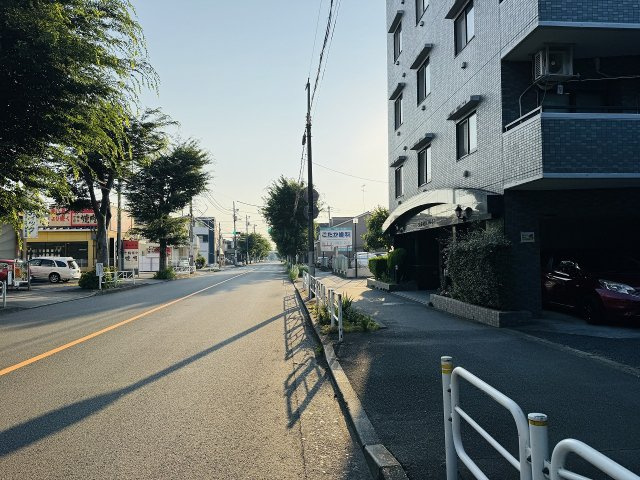 ～大通り沿いにあるマンションのため、夜間の帰宅も安心です～