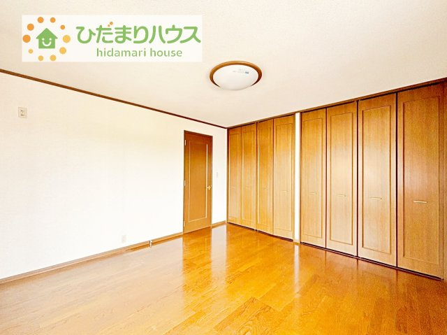 大きなベッドを置いても余裕の広さの主寝室♪