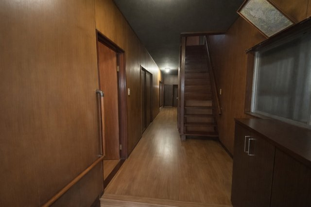 落ち着いた木目調で統一された廊下は温かみのある空間。手すり付きで移動もしやすく安心感があります。玄関から各居室へスムーズにつながる動線で使い勝手も良好。階段へのアクセスも良く生活しやすい間取りです。