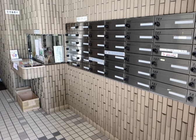 エントランス付近に設置されている集合ポストは、住んでいる部屋と離れているため、ポストをあさるなど誰かに何かされていても被害に気づきにくいです。入居する時には他人に特定されにくい番号で鍵をかけましょう！