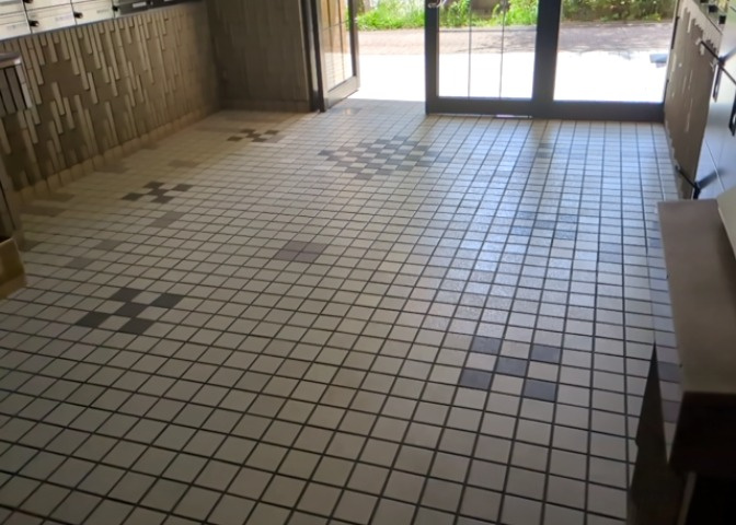 ロビーというと、エントランスと何がちがうの？と思いますよね。実はロビーとエントランスには明確な決まりはありません。物件によっては、エントランスを入って広がるある程度の広さのある空間がロビーとなります。