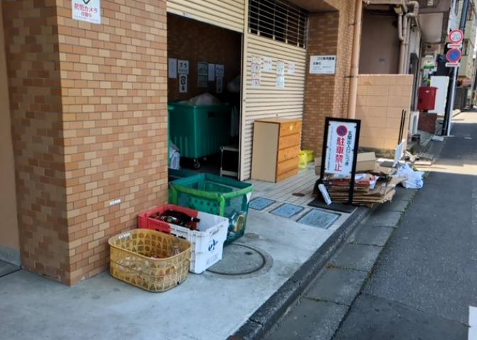 共有部分は、住民なら誰もが使える設備のこと。例えば駐車場やエレベーター、インターネット設備、セキュリティ設備などがあります。他にも、マンションの廊下・外部階段やエントランス・ゴミ置き場などがあります。