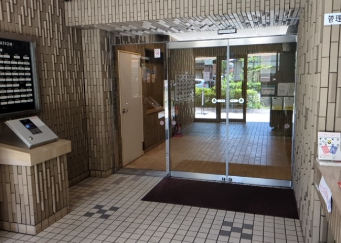 玄関は家の顔でもあり、家族以外の目にも止まる場所です。玄関は外との間を仕切る扉、靴などをしまっておく収納スペース、靴脱ぎのたたきスペース、来客とのやり取りをするドアホンなど複数のアイテムからなります。
