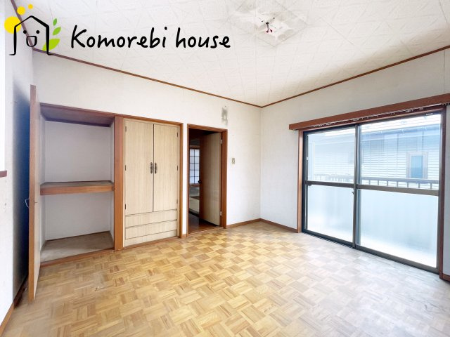 広くて明るい寝室