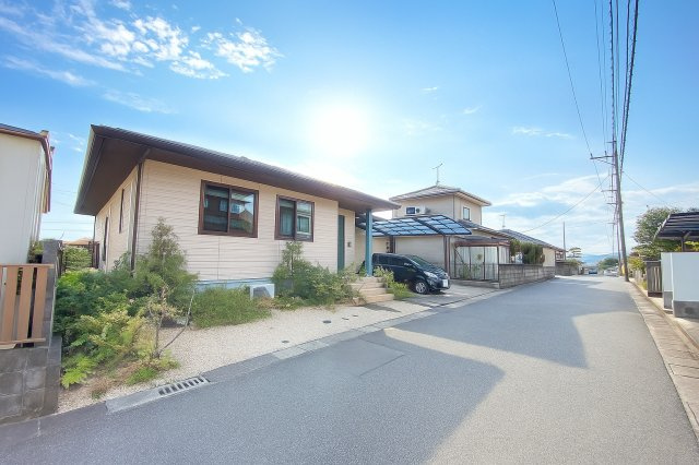 交通量の少ない閑静な住宅街です
