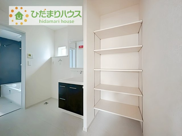 鏡の後ろは収納となっていて、細かいものでも収納できるのでスッキリと整理できます！
