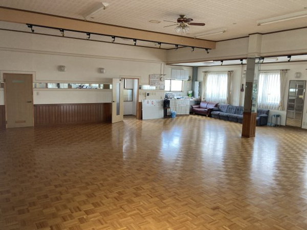 【岡芹4K ダンスホールの洋室】