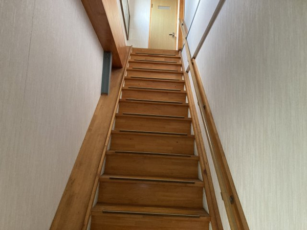 【岡芹4K ダンスホールの内装】