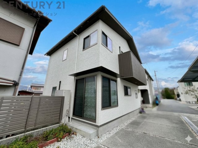 JR福知山線「中山寺」駅や、伊丹駅行きのバス停が近隣にあり、通勤・通学に便利です。