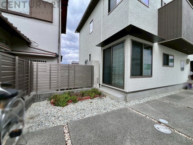 近くにスーパーやコンビニ、ファミレス、病院が充実しており、日々の買い物や用事が近場で済みます。　