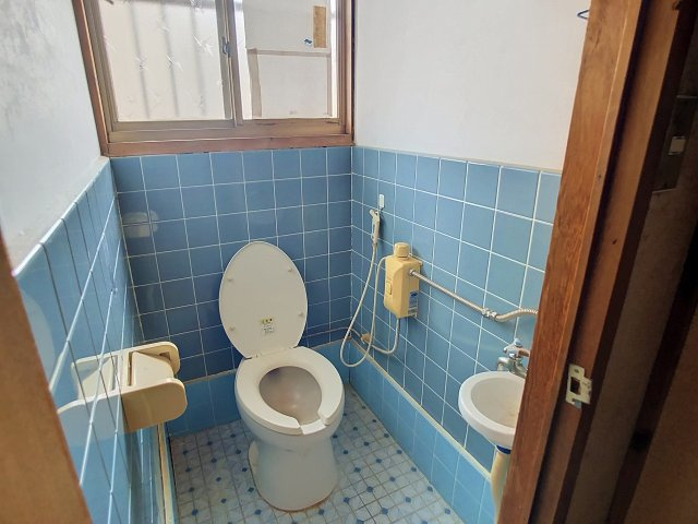トイレ内に手洗い付きです♪