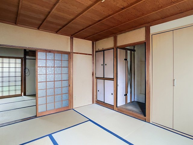 北東側6帖和室：大きな押入と物入があります。