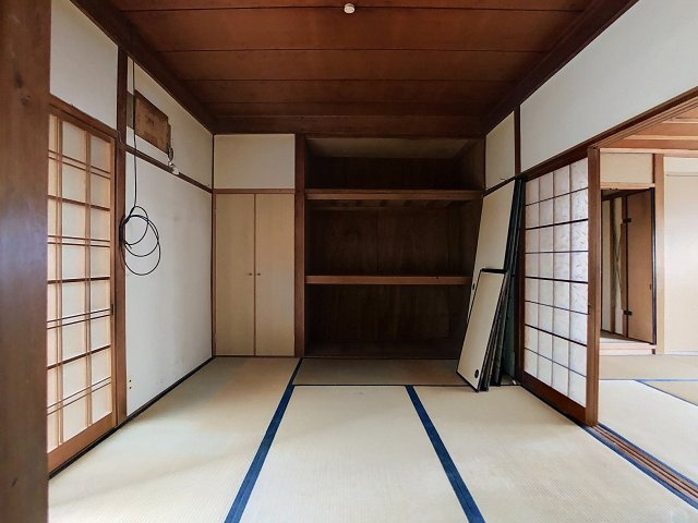 南側6帖和室：大きな押入と物入があります。