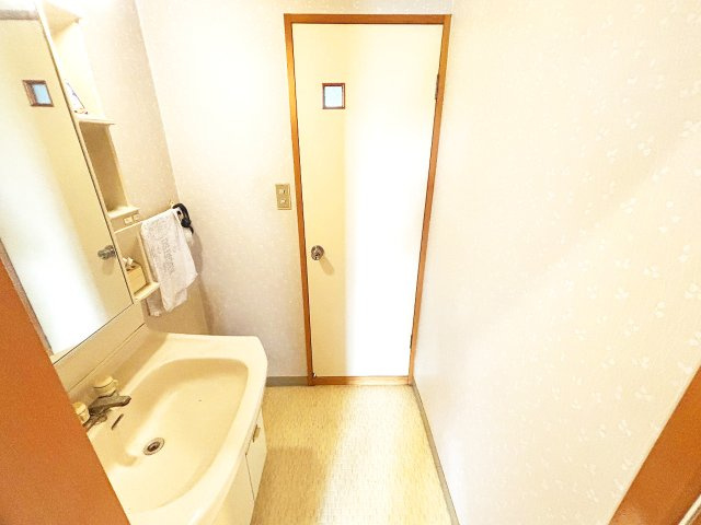 トイレから出てすぐに洗面があります！