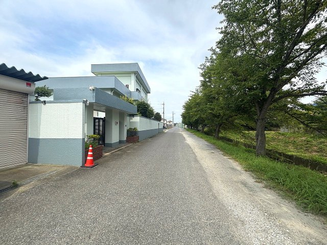 前面道路は交通量も少なく、落ち着いて駐車ができます！