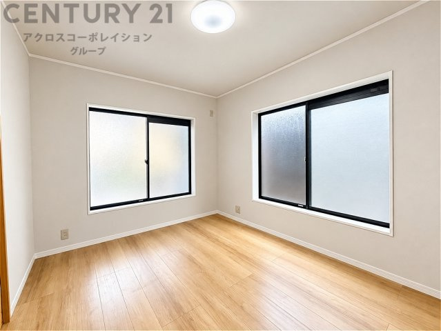 2面採光で明るく開放感のある洋室。大きな窓から自然光が差し込み、ナチュラルな木目調フローリングが心地よい空間を演出。寝室や子ども部屋、書斎など多彩に活用できます。
