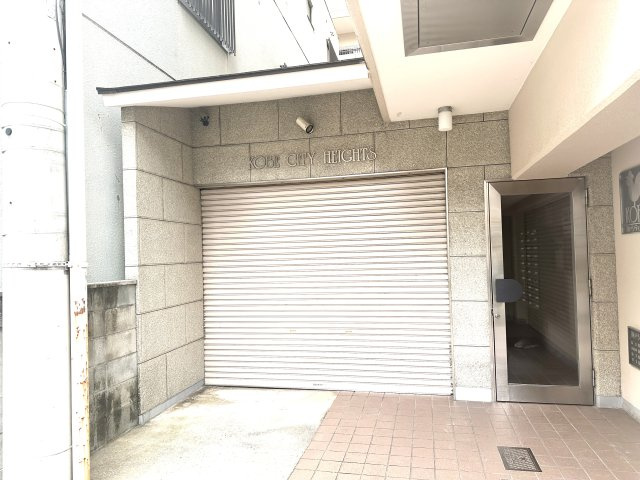 シャッター付きの駐輪・駐車場で防犯上も安心