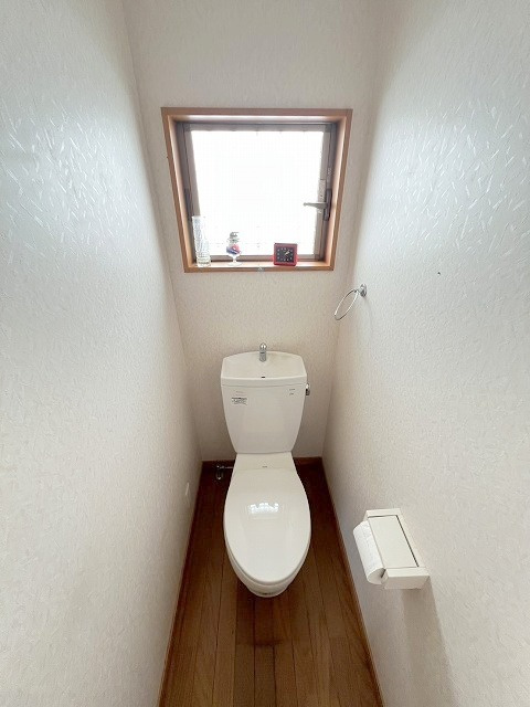 換気も出来る窓付きのトイレです。