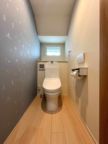 スッキリとしたデザインのトイレは見た目だけでなく、お手入れもしやすくて清潔な空間を保てます。