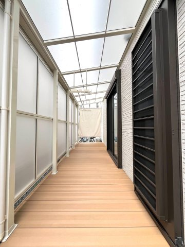 屋根付きウッドデッキ