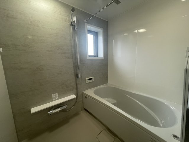 落ち着いたカラーでまとめられた浴室は、ゆったりとくつろげる空間。窓付きで換気もしやすく、清潔に保ちやすいのも魅力です。リフォーム済みで設備状態も良好、快適なバスタイムをお楽しみいただけます。