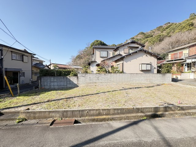 角地ならではの開放感が魅力の土地です。