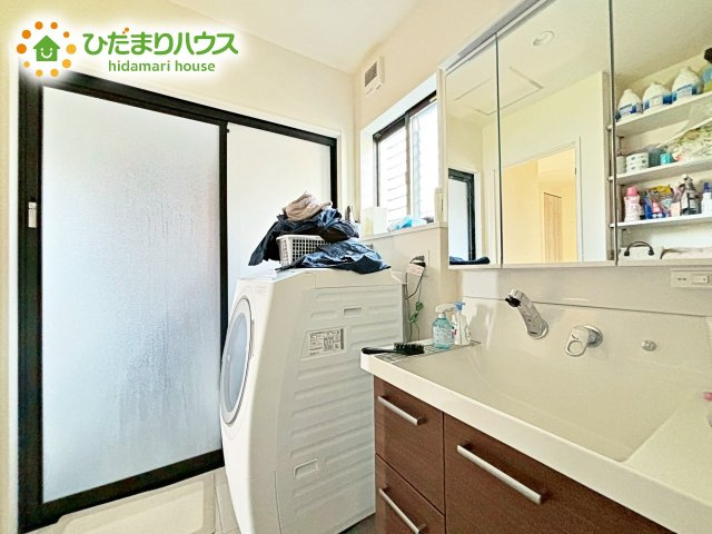 三面鏡の大きな鏡は憧れます(^^♪　鏡の後ろは収納となっていて、細かいものでも収納できるのでスッキリと整理できます！