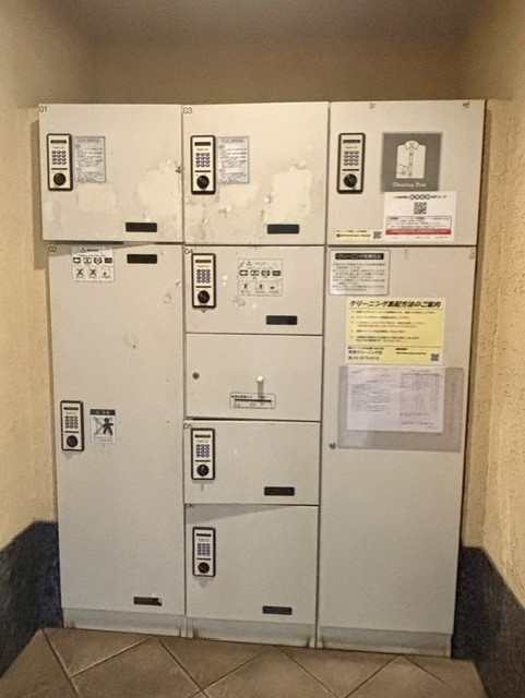 不在時の配達でも荷物を預かり、24時間いつでも受け取れる便利な宅配ロッカーを設置しています。2026年7月撮影